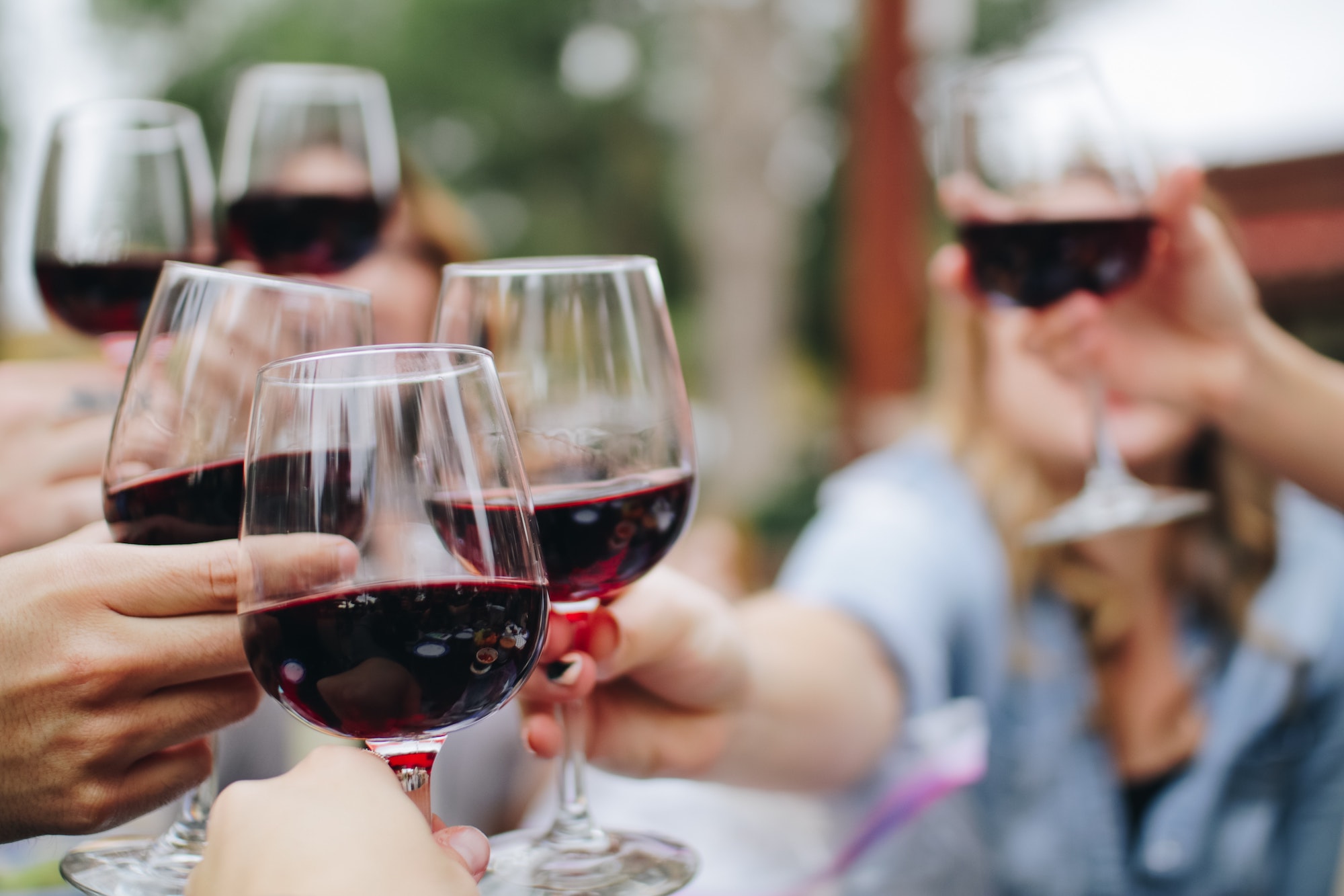 Verres de vin rouge levés pour trinquer